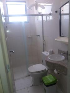 阿拉卡茹Hotel Praia e Mar的白色的浴室设有卫生间和水槽。
