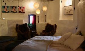 兹沃勒De Pelsertoren的一间卧室配有一张床和两把椅子