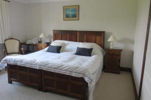 瓦伊河畔海伊Highfield的一间卧室配有一张带白色床单的大床