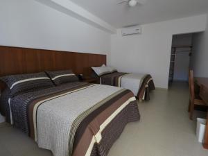 加尔潘Hotel Santiago的配有两张床的酒店客房