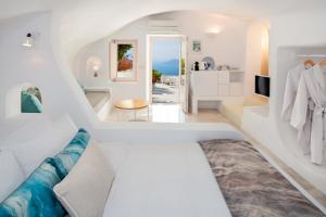 菲罗斯特法尼Ananda Infinity的白色的客房设有沙发和桌子