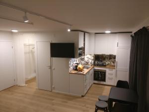 LohjaStudiohuoneisto Lohjan keskusta 2的厨房配有白色橱柜和台面