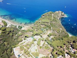 卡波利韦里Capo Perla Apartments的海洋小岛的空中景观