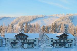 塔库沃里安娜公寓 的拥有雪覆盖树木和滑雪场的度假胜地