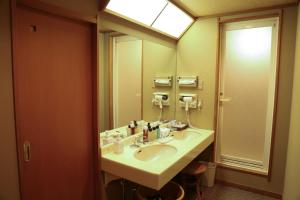 南知多源氏香日式旅馆的一间带水槽和镜子的浴室