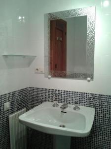 潘普洛纳潘普洛纳客房旅馆的一间带水槽和镜子的浴室