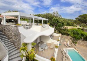 伊斯基亚Villa Caruso的享有带游泳池的房屋的空中景致
