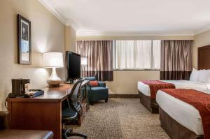 梅泰里Comfort Inn & Suites At Copeland Tower的酒店客房设有两张床和一张带电脑的书桌