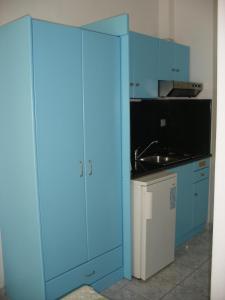 乐托卡亚Erietti Studios的厨房里的一个蓝色橱柜,配有水槽