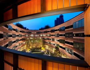 上海上海衡山路十二号华邑酒店的从窗户可欣赏到建筑的景色