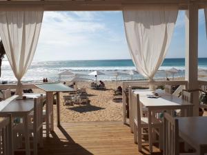 Beachhaus Praia de Chaves餐厅或其他用餐的地方