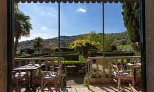 基安蒂格雷夫波尔多尼别墅的一个带桌椅的庭院,并享有花园美景