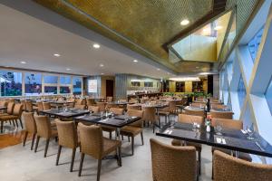香港华美达海景酒店的一间在房间内配有桌椅的餐厅