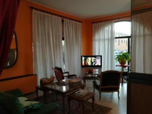 奥莱焦马尔彭萨埃尔酒店的带沙发、桌子和电视的客厅
