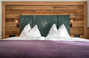 特洛普拉赫特洛普拉赫霍夫餐厅酒店的卧室配有带白色枕头的大床