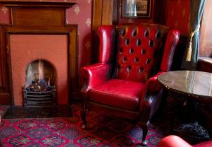 布莱顿霍夫The Market Inn的带壁炉的客房内的红色椅子