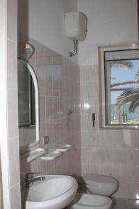 罗迪-加尔加尼科Albergo 2 Pini的浴室设有2个卫生间、水槽和镜子