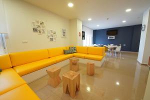 马拉加Micampus Málaga的客厅配有黄色的沙发和桌子