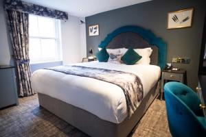 伦敦Blackbird的一间卧室设有一张大床和蓝色的墙壁