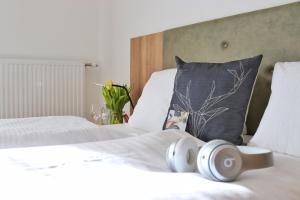 米明Seelos - Alpine Easy Stay - Bed & Breakfast的两张带白色床单和枕头的床