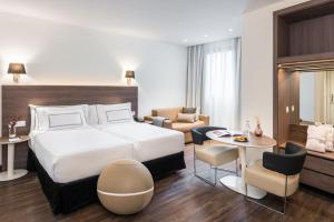 马德里梅利亚马德里塞拉诺酒店的酒店客房设有床和客厅。