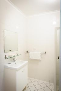 沃拉鲁垂钓者汽车旅馆的白色的浴室设有水槽和镜子