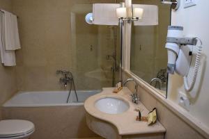 雷焦卡拉布里亚Torrione Hotel的浴室配有盥洗盆、卫生间和浴缸。