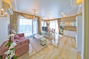 阳光海滩Harmony Suites - Monte Carlo的客厅配有沙发和桌子