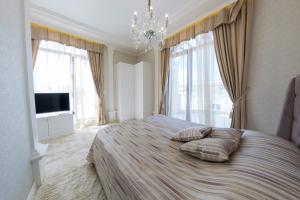 阳光海滩Harmony Suites - Monte Carlo的一间卧室配有一张大床和两个枕头