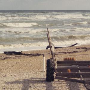 圣科斯坦佐迪梅尔住宿加早餐旅馆的一个带椅子的海滩和大海
