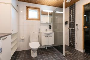 库萨莫Holiday Club Kuusamon Tropiikki的浴室配有卫生间、盥洗盆和淋浴。