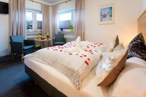 韦茨拉尔都布里克膳食公寓酒店的酒店客房,配有一张红色的床