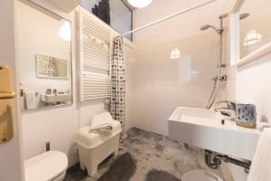 帕尔斯Loft with love in Pals的白色的浴室设有水槽和卫生间。