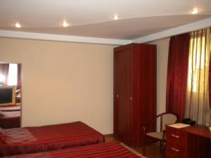 克卢日-纳波卡阿雷酒店的一间卧室设有两张床和红色橱柜