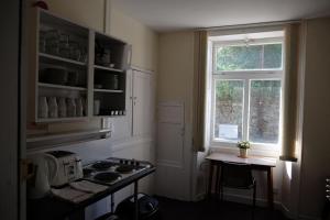 赫克瑟姆Newbrough Bunkhouse的厨房配有炉灶和窗户。