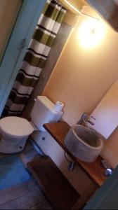 埃斯特角城Resiliencia的一间带卫生间和水槽的浴室