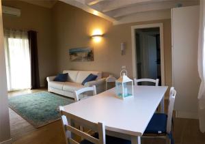 皮诺港Residence Elegance的客厅配有白色桌子和沙发