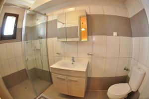 埃费奥纳斯PORTO TIMONI的一间带水槽、淋浴和卫生间的浴室