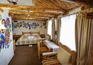 罗夫诺皮德科瓦酒店的卧室配有一张床和一张桌子及椅子