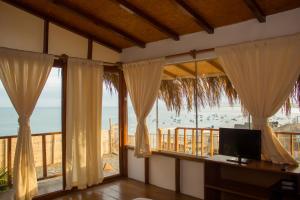 曼克拉Teulu的客房设有海景窗户。