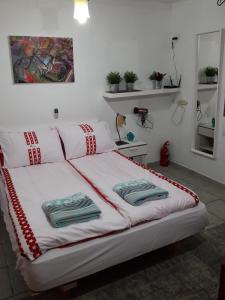 H̱aẕor Ashdodkibbutz hatzor A room close to Ashdod的客房内的白色床和毛巾