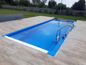 奇克马格尔Trippr Chikkamagaluru的庭院里的一个大型蓝色游泳池