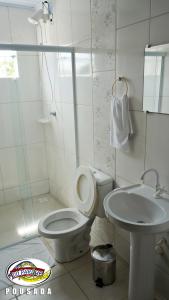 佩尼亚Do Parque Pousada的白色的浴室设有卫生间和水槽。