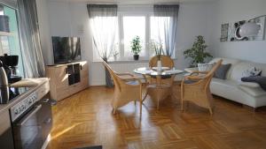 艾森纳赫Ferienhaus am Rehberg的厨房以及带桌椅的起居室。