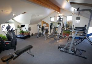埃斯蒂斯帕克Rams Horn Village Resort的一间健身房,里面设有数个健身器材
