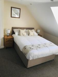 墨尔本墨尔本观景酒店的一间卧室配有带白色床单和枕头的床。