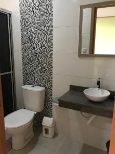 卡庞达卡诺阿Residencial Veleiros Do Mar的一间带卫生间和水槽的浴室