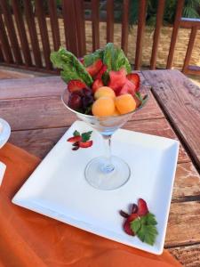 奥拉涅斯塔德棕榈泉公寓的桌上白盘上的一碗水果