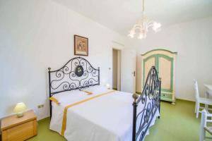 科尔萨诺Villa Scarnera by BarbarHouse的一间卧室配有一张大床和一个吊灯。