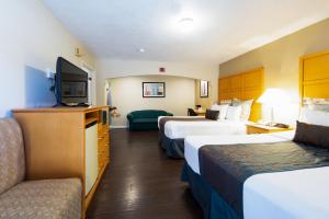 默塞德优胜美地酒店的酒店客房设有两张床和一台平面电视。